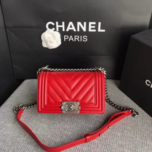 Borsa a tracolla con patta Chanel Le Boy Original Caviar Leather P67085 Fibbia argento ciliegia