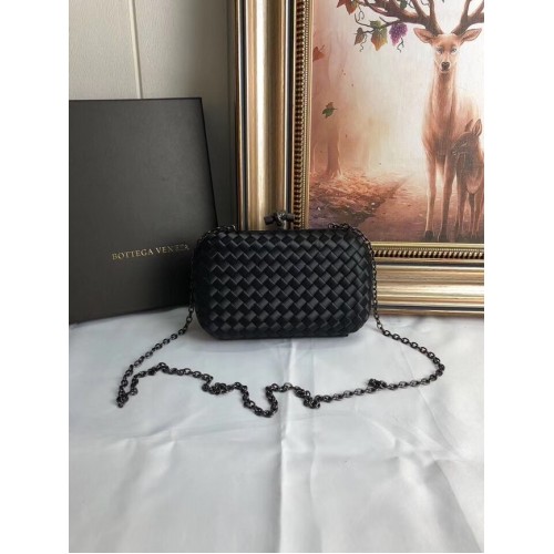 BOTTEGA VENETA Pochette in raso con rifiniture in pelle di serpente con nodo 62548 nera