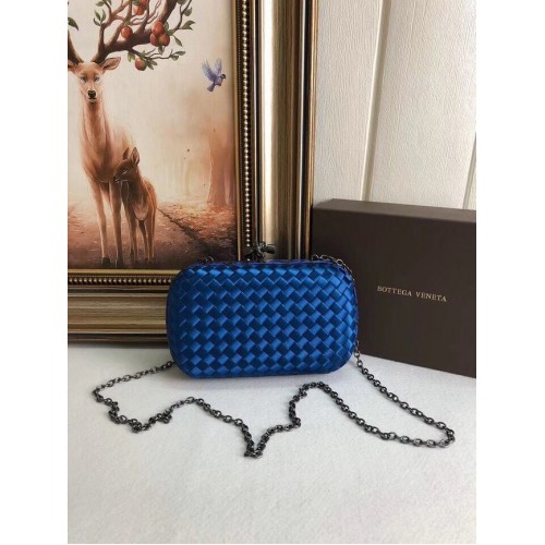 BOTTEGA VENETA Pochette in raso con rifiniture in pelle di serpente con nodo 62548 blu
