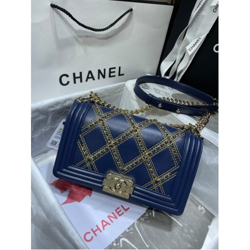 Borsa BOY CHANEL Pelle di vitello stropicciata Metallo tonalità oro A67086 blu scuro