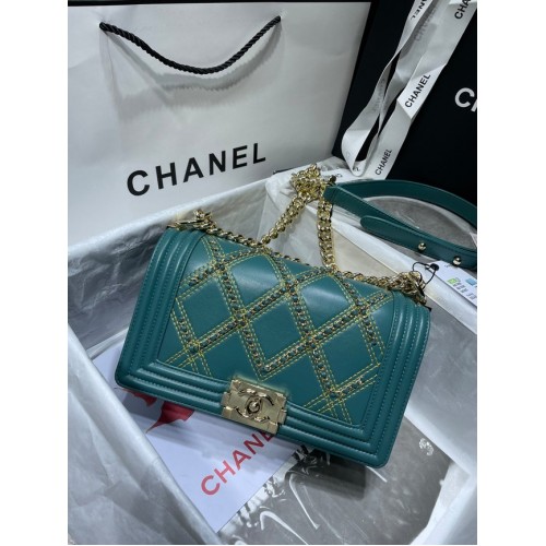 BOY CHANEL Borsa a mano Pelle di vitello stropicciata Metallo tonalità oro A67086 verde