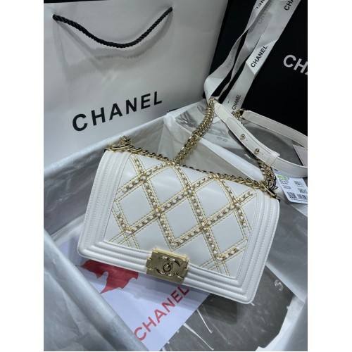 BOY CHANEL Borsa a mano Pelle di vitello stropicciata Metallo tonalità oro A67086 bianca