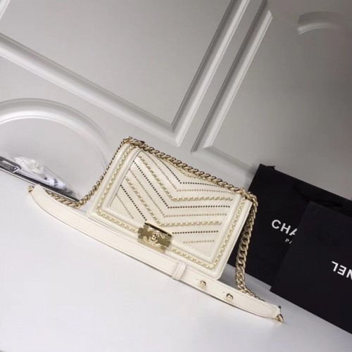 BOY CHANEL Borsa a mano Pelle di vitello stropicciata Metallo tonalità oro A67086 bianca