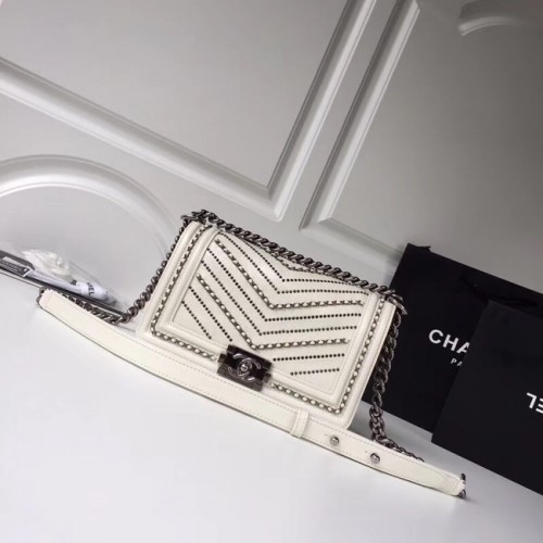 BOY CHANEL Borsa a mano Pelle di vitello stropicciata Metallo argentato A67086 bianco