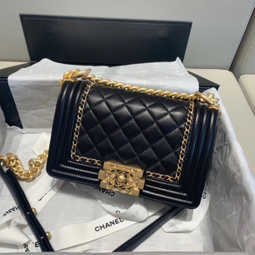 BOY CHANEL borsa pattina A67085 nera