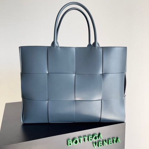 Bottega Veneta ARCO TOTE Borsa tote grande in pelle martellata intrecciata 652868 blu