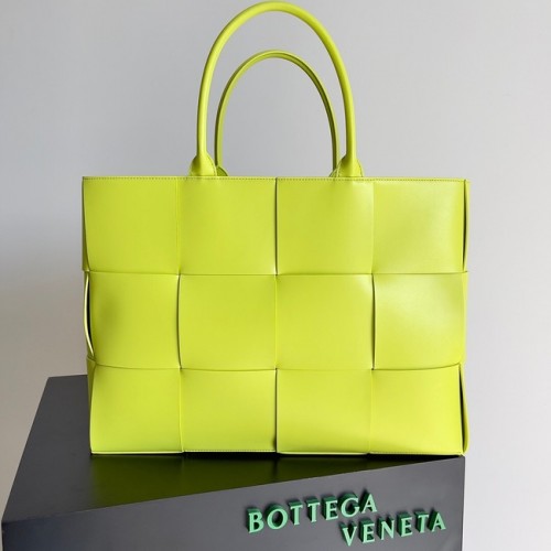 Bottega Veneta ARCO TOTE Borsa tote grande in pelle martellata intrecciata 652868 gialla