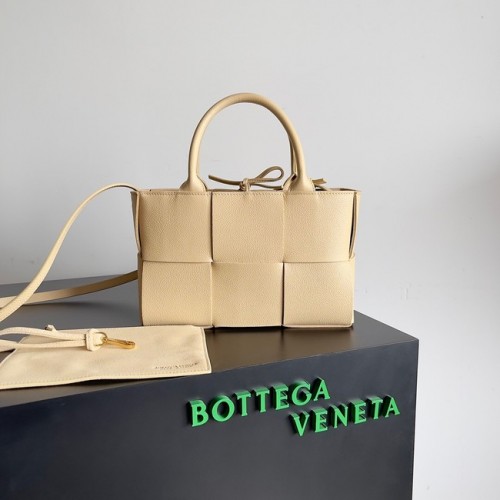 Bottega Veneta ARCO TOTE Borsa tote piccola in pelle martellata intrecciata 709337 Porridge