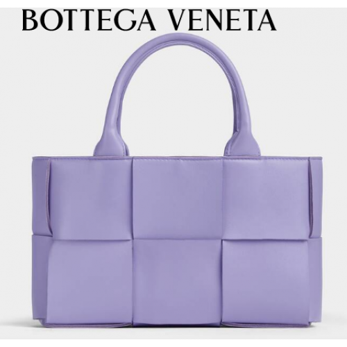 Bottega Veneta ARCO TOTE Borsa tote piccola in pelle martellata intrecciata 709337 Glicine
