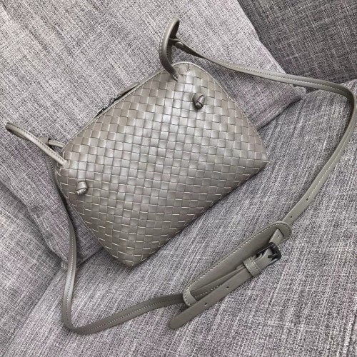 Bottega Veneta Borsa a tracolla in nappa intrecciata bicolore BV9610 grigia