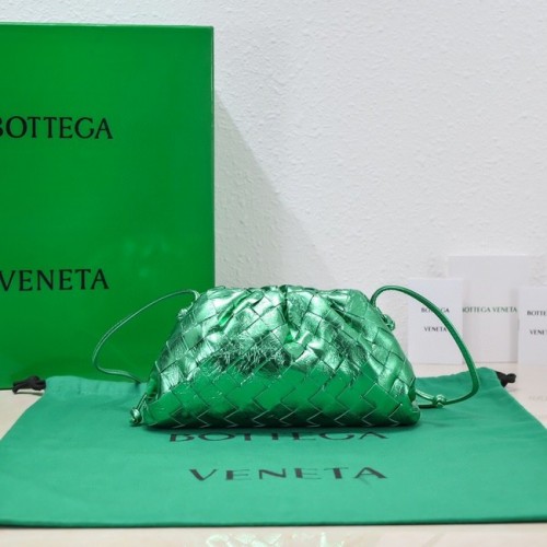 Pochette Bottega Veneta Mini in pelle intrecciata con cinturino 585852 verde