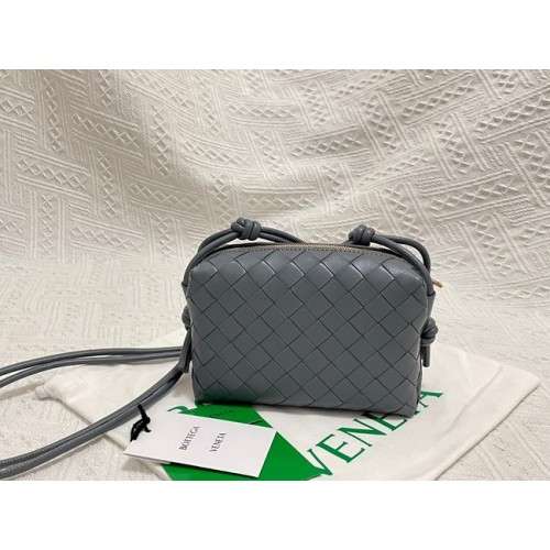 Borsa a tracolla Bottega Veneta Mini in pelle intrecciata 680254 grigia