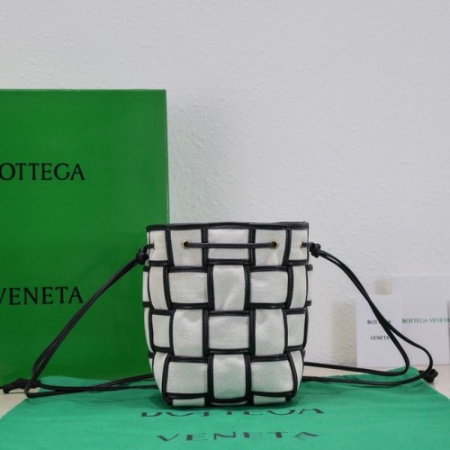 Bottega Veneta Mini secchiello a tracolla in pelle intreccio 680217 Natural&black