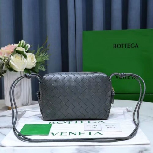 Bottega Veneta Borsa a tracolla piccola in pelle intrecciata 680255 Grigio