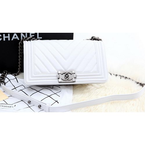 Boy Chanel Flap Bag Pelle di vitello Chevron Quilting A67086 Bianco