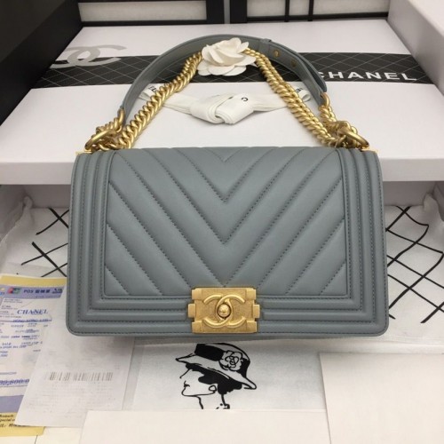 Boy Chanel Flap Bag Original Chevron Leather Grey A67086V Fibbia dorata smerigliata