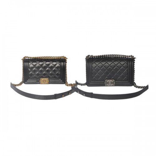 Boy Chanel Borsa a tracolla con patta in pelle brillante A67086 nera