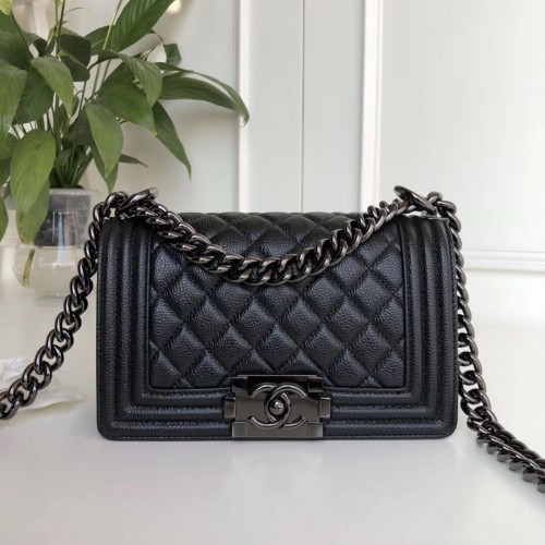 Boy Chanel Borsa a tracolla con patta in pelle A67085 nera