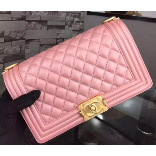 Boy Chanel Borsa a tracolla con patta in pelle di montone rosa A67086 oro