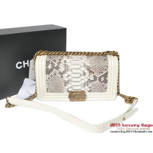 Boy Chanel Borsa a tracolla con patta in pelle di pitone A66095 OffWhite