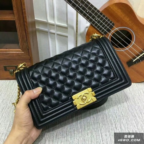Boy Chanel Borsa a tracolla con patta in pelle di montone 67086A nera