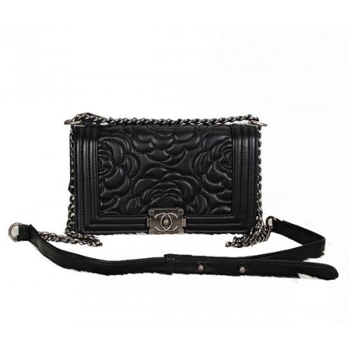 Borsa a tracolla con patta Chanel Boy in pelle di montone camelia A66326 nera