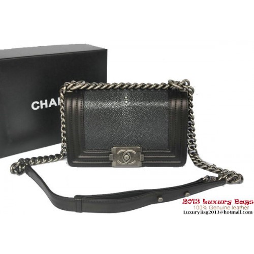 Boy Chanel Borsa a tracolla con patta in Galuchat originale A66231 nera