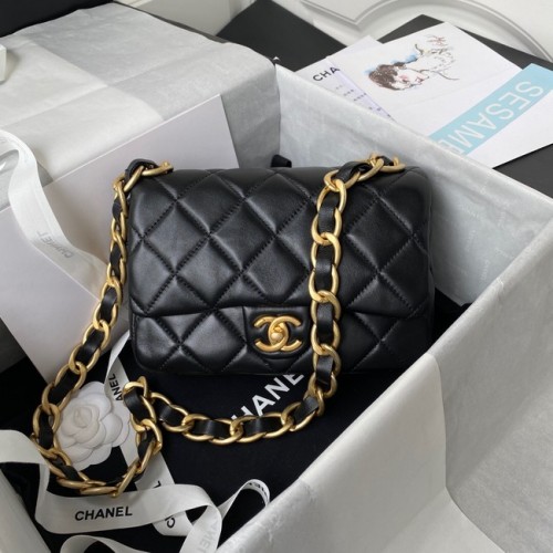 CHANEL Borsa a tracolla con patta in pelle di agnello 2022SS nera