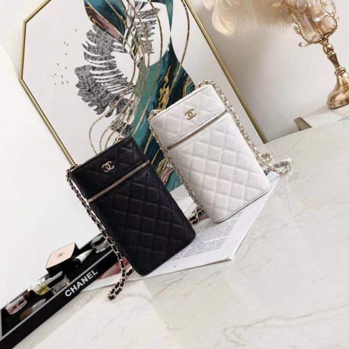 Borsa a tracolla per telefono CHANEL sulla catena AP2084