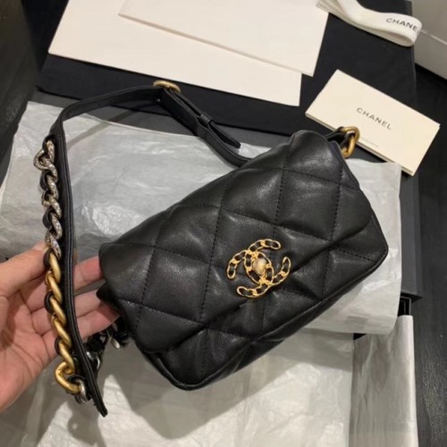 Chanel 19 Bodypack in pelle di montone AS1163 nera