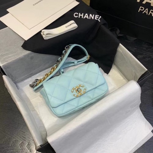 Chanel 19 Bodypack in pelle di montone AS1163 celeste
