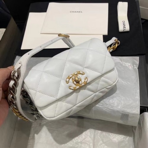 Chanel 19 Bodypack in pelle di montone AS1163 bianco