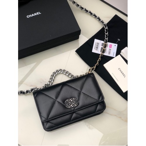 Chanel 19 Portafoglio classico in pelle di montone con catena AP0957 Metallo nero-tono argento