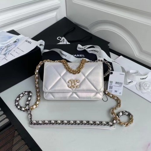 Chanel 19 Portafoglio con catena in pelle di vitello iridescente AP0957 bianco
