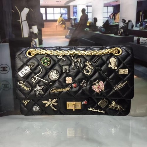 Chanel 2.55 Borsa a mano in pelle di vitello invecchiata con ciondoli in metallo color oro A37586 nera
