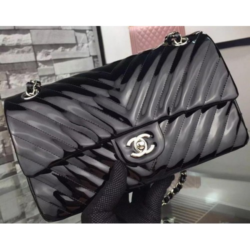 Chanel Borsa con patta serie 2.55 in vernice nera chevron in pelle A5023 argento