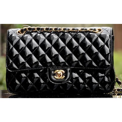 Borsa con patta Chanel serie 2.55 in vernice nera A1112 oro