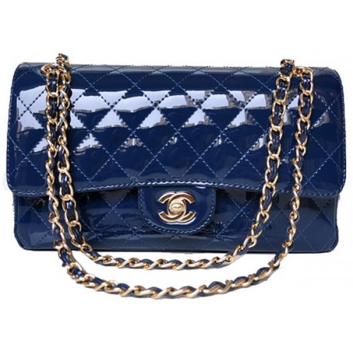 Borsa con patta Chanel serie 2.55 in vernice blu A1112 oro