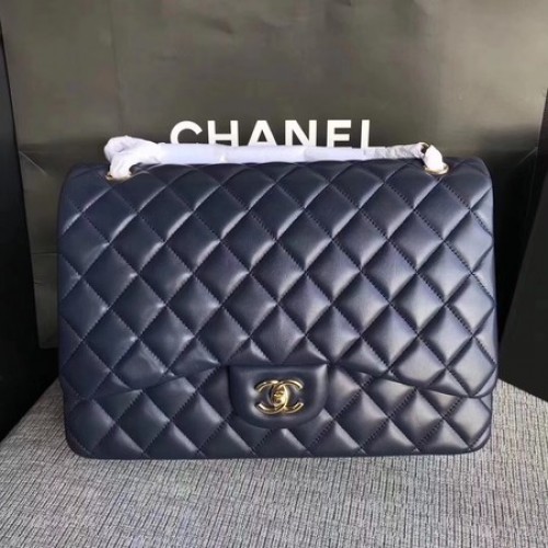 Borsa Chanel Maxi trapuntata classica con patta in pelle di montone blu A58601 oro