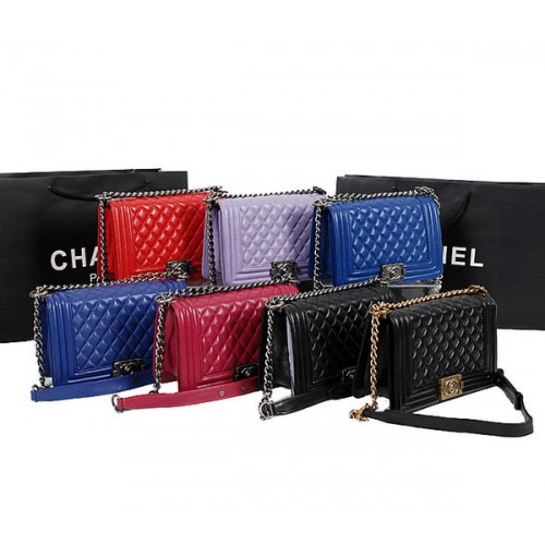 Borsa a tracolla Chanel Boy Flap A67086 in pelle di montone