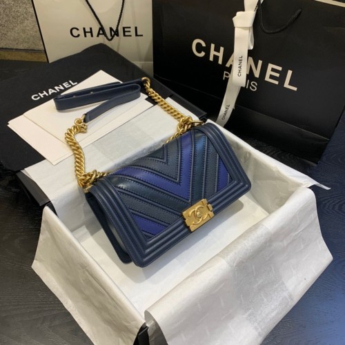 Borse a spalla Chanel Boy Flap Pelle di vitello Chevron A67086 Blu e nero