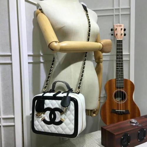 Borsa a tracolla mini in pelle di vitello Chanel 6070 bianca