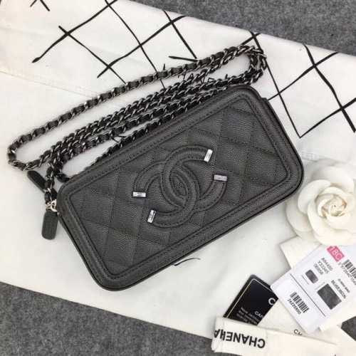 Pochette classica Chanel con catena Pelle di vitello granulata metallo tono argento A84450 grigio scuro
