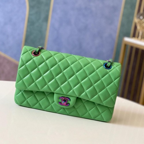 Borsa Chanel Classic in pelle di agnello color metallo A01112 verde
