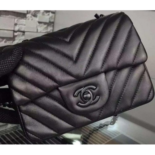 Chanel Classic mini borsa con patta nera in pelle di montone Chevron A68748 nera
