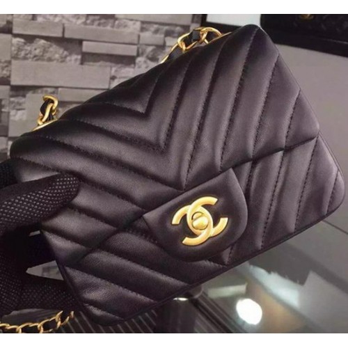Chanel Classic mini borsa con patta in pelle di montone Chevron nera A68748 oro