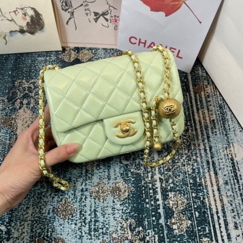 Borsa a tracolla Chanel Flap in pelle di agnello 1115 verde chiaro