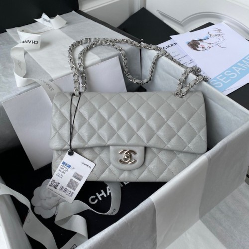 Borsa a tracolla con patta Chanel Pelle di vitello granulata A01112 Metallo tono argento grigio chiaro