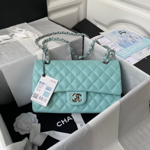 Borsa a tracolla con patta Chanel Pelle di vitello granulata A01112 Metallo color argento celeste