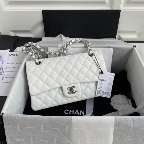 Borsa a tracolla con patta Chanel in pelle di caviale grana A01112 metallo tono argento bianco